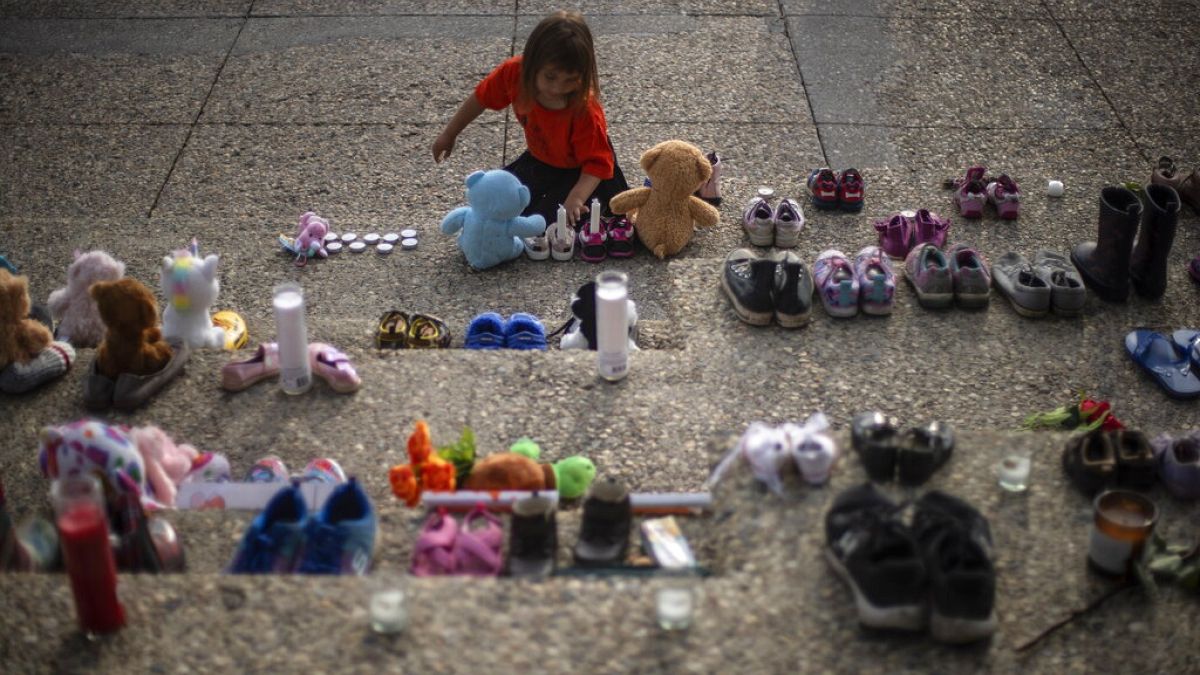 Cipőkkel emlékeztek az elhunyt őslakos gyerekekre