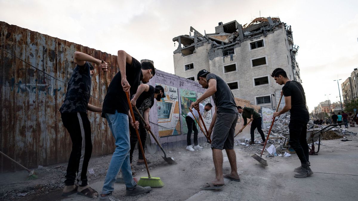 Thousands of Palestinian volunteers clean the debris in the streets of Gaza