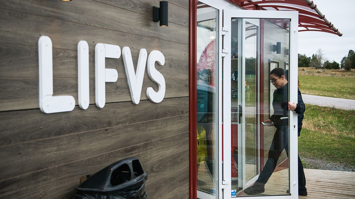 Шведский цифровой супермаркет Lifvs впускает очередного покупателя, деревня Векхольм, 6 мая 2021 г. 