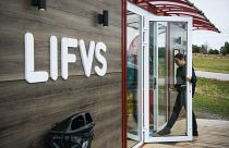 Шведский цифровой супермаркет Lifvs впускает очередного покупателя, деревня Векхольм, 6 мая 2021 г.
