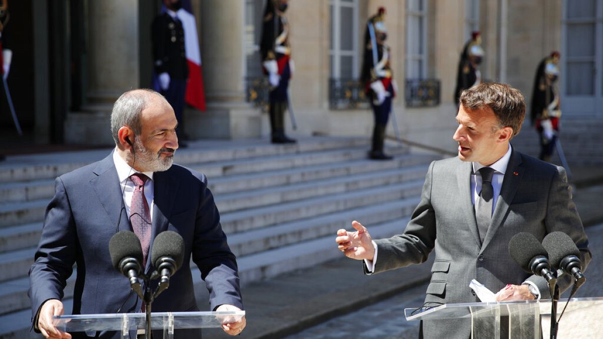 Fransa Cumhurbaşkanı Emmanuel Macron, Ermenistan Başbakanı Nikol Paşinyan'la bir araya geldi.