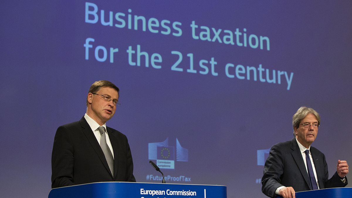 Valdis Dombrovskis (b) és Paolo Gentiloni uniós biztosok bejelentik a multicégekre vonatkozó új szabályokat 2021. június 1-én