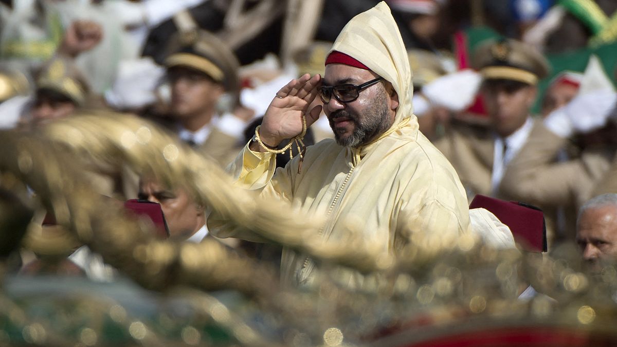 العاهل المغربي الملك محمد السادس يحيي الحشد خلال مراسم البيعة ، في قصر الملك في تطوان ، في 31 يوليو 2018.