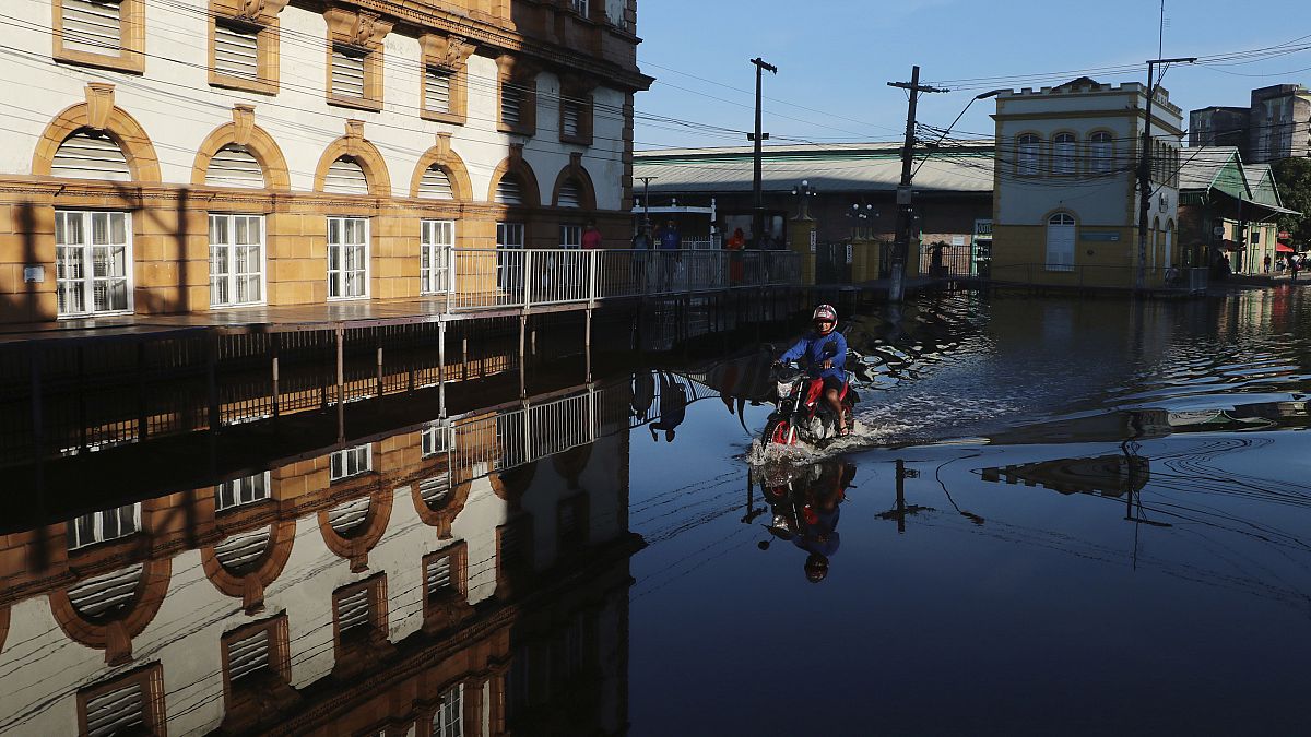 Brésil : des inondations records à Manaus