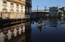 Brésil : des inondations records à Manaus