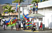 Apoiantes da independência manifestam-se com a bandeira Kanak à porta de uma assembleia de voto no distrito de Riviere Salee, em Noumea, Nova Caledónia, no domingo, 4 de outubro de 2020 AP Photo/Mathurin 