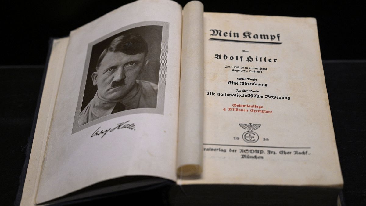 Un exemplaire de "Mein Kampf" présenté au Musée de l'Holocauste à Buenos Aires - capitale de l'Argentine -, le 29 novembre 2019