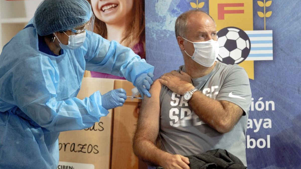 El entrenador de la selección uruguaya, Alejandro Cappuccio, se vacuna en Montevideo