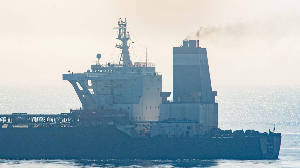 غرق أكبر السفن الحربية الإيرانية في خليج عمان إثر نشوب حريق غامض على متنها 