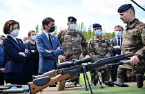 La ministre française des Armées Florence Parly et le porte-parole du gouvernement Gabriel Attal à Versailles-Satory, le 7 mai 2021