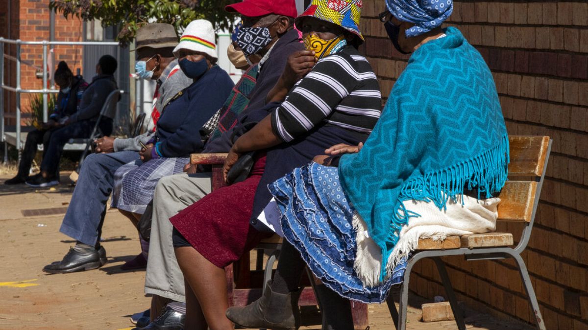 Rentner warten in Johannesburg, Südafrika, auf ihre Corona-Impfung, 24.05.2021