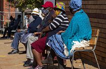 Rentner warten in Johannesburg, Südafrika, auf ihre Corona-Impfung, 24.05.2021