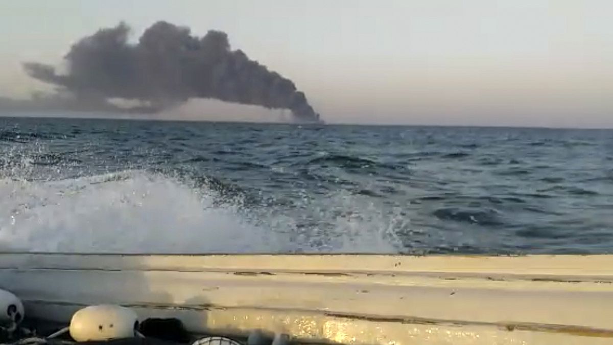 Le Kharg, navire de la Marine iranienne, en proie à un incendie en mer d'Oman, le 2 juin 2021
