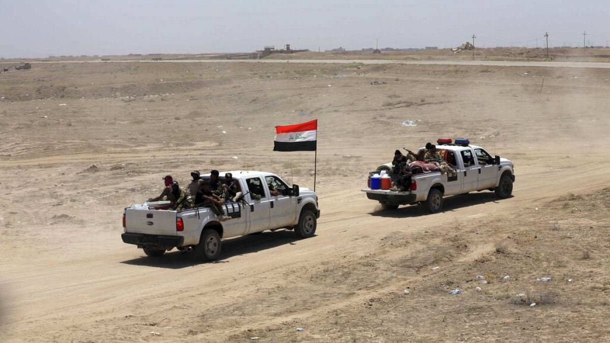 Le Forze di Sicurezza Irachene e le Forze di Mobilitazione Popolare avanzano durante la battaglia contro lo Stato Islamico a Saqlawiyah, vicino a Falluja, in Iraq (02/06/16)