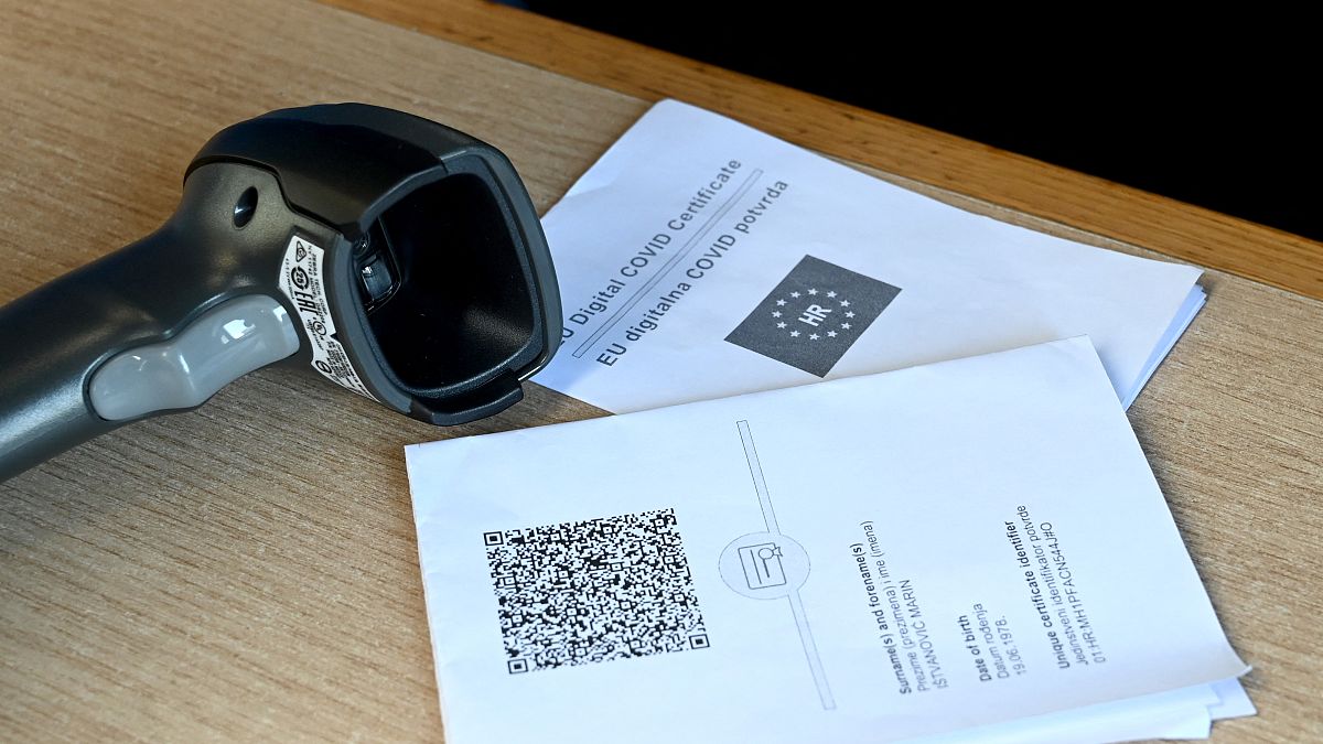 Un certificado COVID de la UE, junto con un escáner QR, se muestran en una estación de policía en la frontera entre Croacia y Eslovenia, 2 de junio de 2021