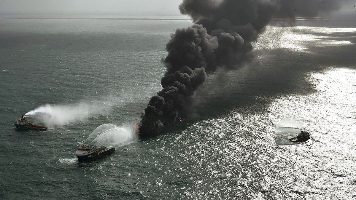 غرقٌ بعد الحريق.. سفينة حاويات تغوص في عرض مياه سريلانكا بعد اشتعالها قرابة أسبوعين 