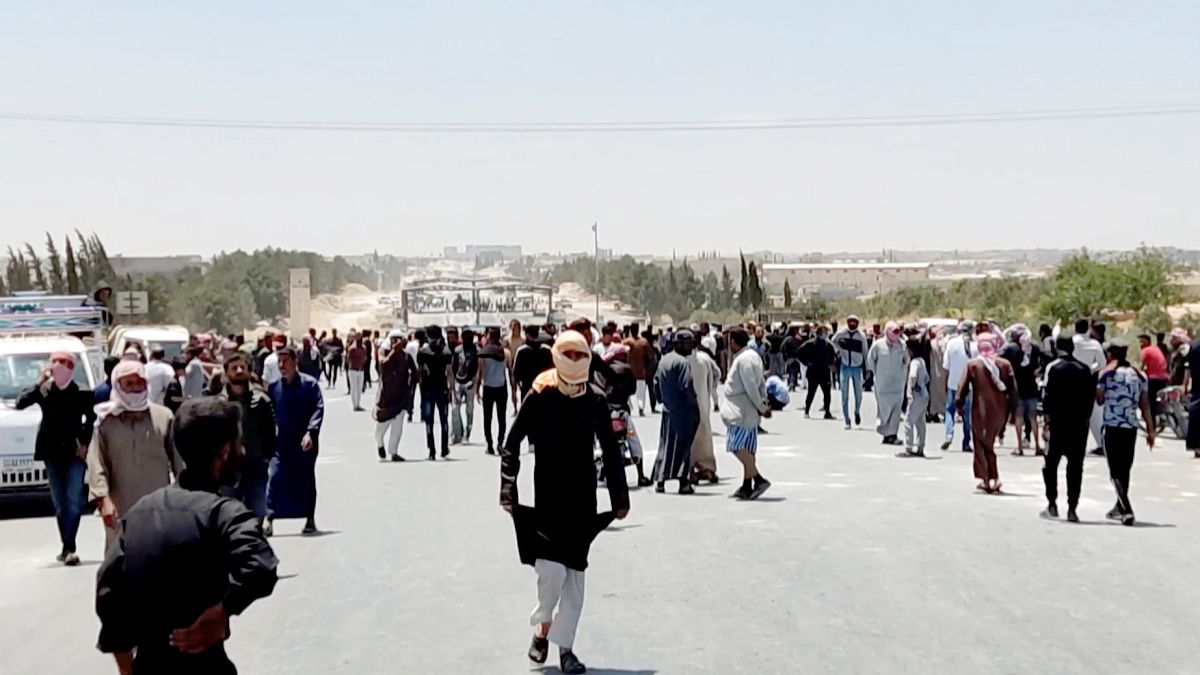 Suriye'nin Menbiç kentinde halk, YPG'nin gençleri silah altına alma uygulamasına karşı protesto gösterisi düzenledi