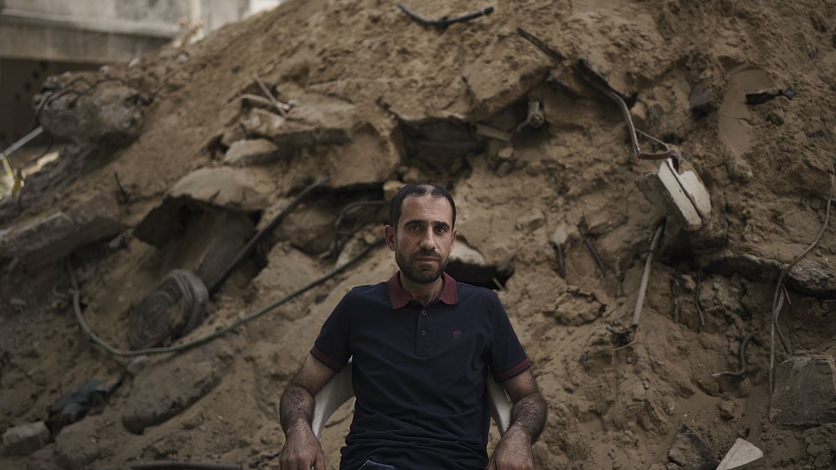 عزام الكولك يجلس امام انقاض بيته المدمر في غزة. 2021/05/31