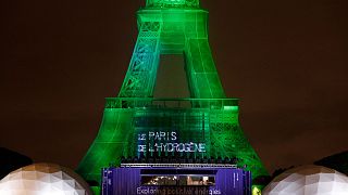 La Tour Eiffel éclairée grâce à de l'hydrogène vert, le 25 mai 2021 à Paris