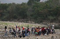 Ülkelerindeki sosyal ve ekonomik krizden kaçan Venezuelalılar, Tachira Nehri'ni kullanarak Kolombiya'ya kaçarken (27 Şubat 2019)