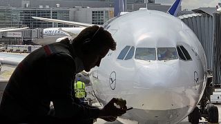 Ein wartender Fluggast am Flughafen Frankfurt