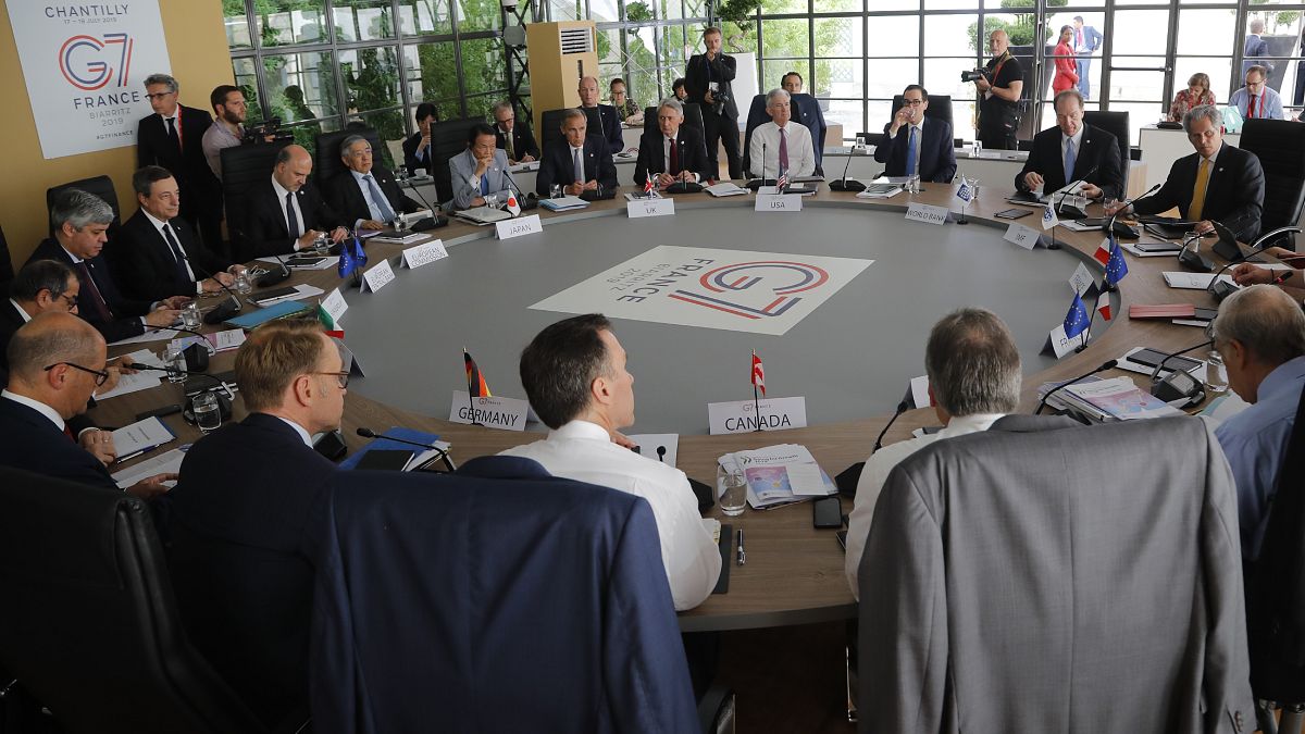 صورة من الارشيف - وزراء المالية ومحافظو البنوك في جلسة لمجموعة السبع 