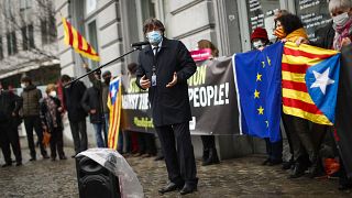 Carles Puigdemont az Európai Parlament előtti tüntetésen Brüsszelben.