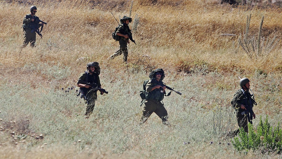 عدد من الجنود الإسرائيليين خلال دورية قرب مدينة نابلس شمال الضفة الغربية المحتلة 16/07/2014