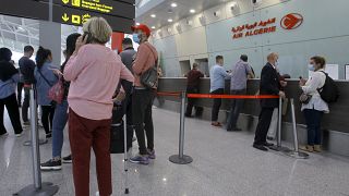 مسافرون في مطار هواري بومدين في الجزائر يستعدون للسفر نحو باريس. 2021/06/01