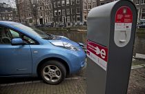 Un veicolo elettrico a zero emissioni in carica nel centro di Amsterdam, Paesi Bassi, martedì 8 gennaio 2013