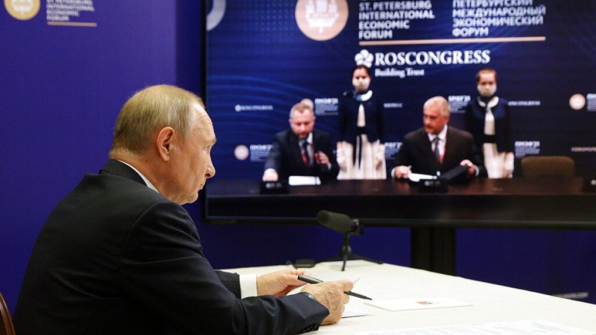 Vladimir Putin set to address St Petersburg business forum