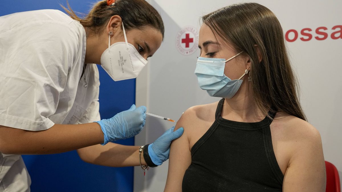 Una joven se vacuna en Italia