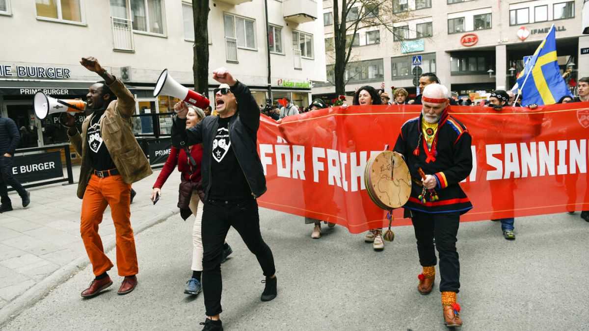 Tiltakozás a svéd járványügyi intézkedések ellen május elején Stockholmban