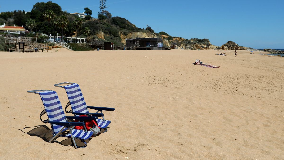 Cadeiras vazias em praia de Albufeira, no Algarve