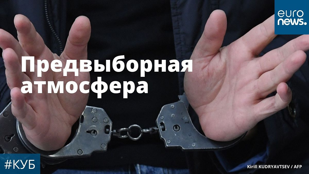 Алексей Навальный жестикулирует в наручниках