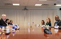 العلمان الإسرائيلي والأمريكي على الطاولة حيث يستضيف وزير الدفاع لويد أوستن اجتماعاً ثنائياً مع وزير الدفاع الإسرائيلي بيني غانتس في البنتاغون في واشنطن، الخميس 3 يونيو 2021.