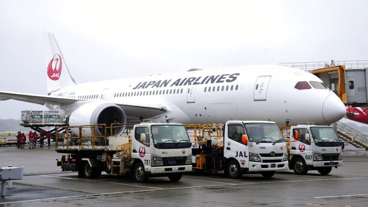 Rakodják a Tajvannak szánt adományt a Narita nemzetközi repülőtéren várakozó gépre