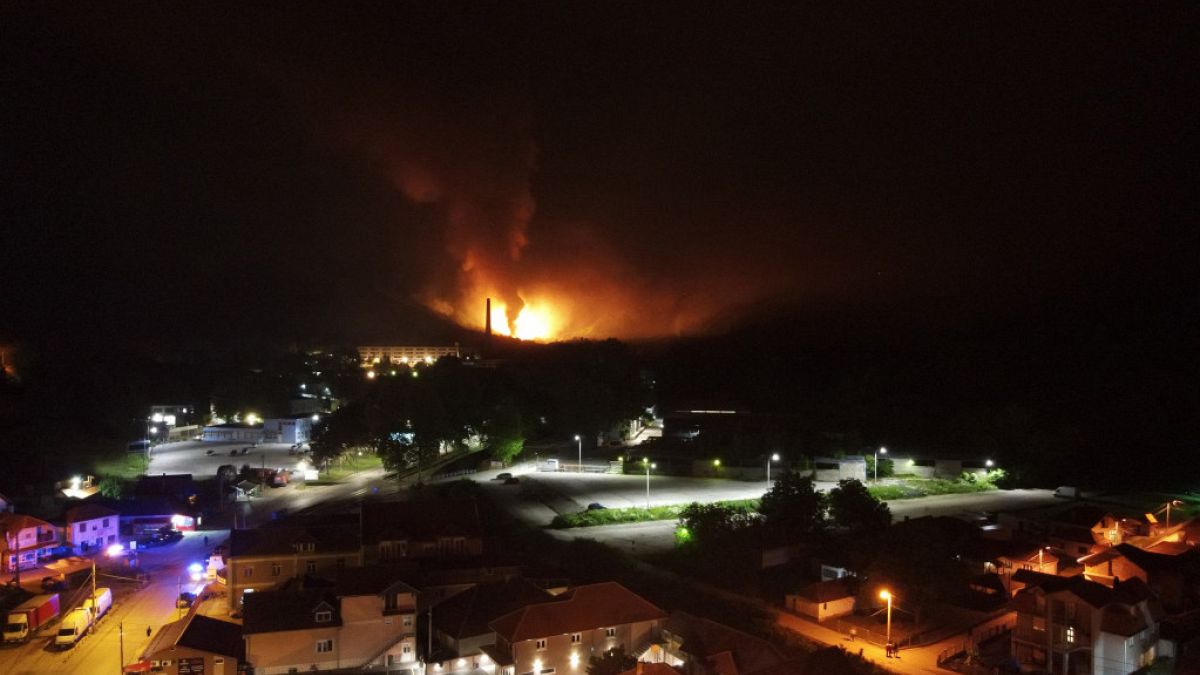 Die Explosion erhellte den Nachthimmel über der Stadt Cacak, Serbien