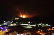 Die Explosion erhellte den Nachthimmel über der Stadt Cacak, Serbien
