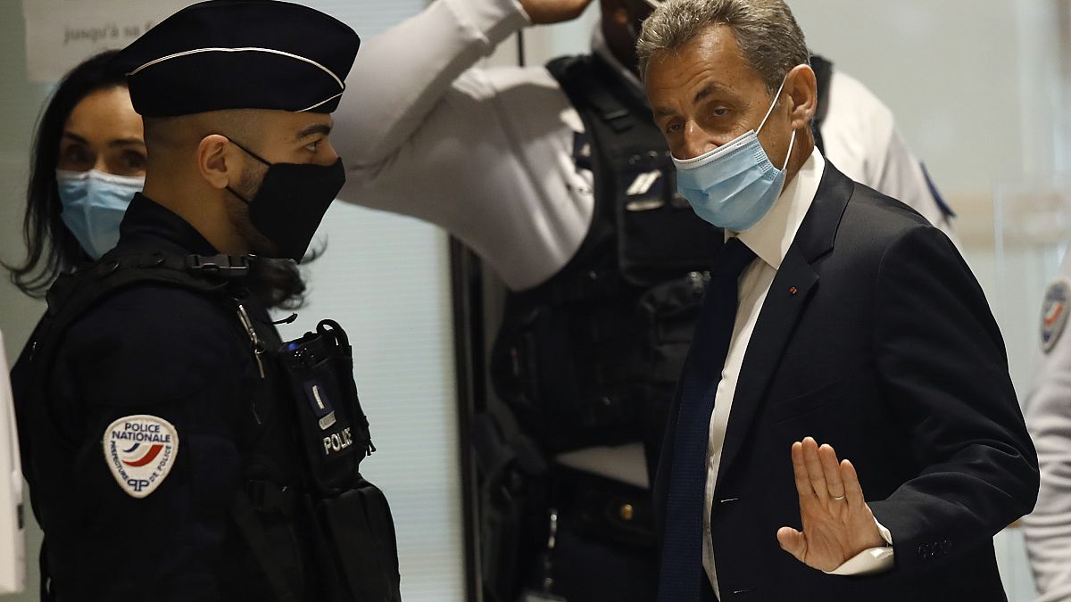 الرئيس الفرنسي السابق نيكولا ساركوزي في قاعة المحكمة في باريس للمثول أمام القضاة بتهمة التمويل غير الشرعي لحملته الانتخابية. 