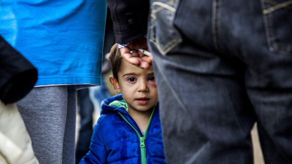 Szíriai bevándorlók hagyják el a dániai Padborg pályaudvarát 2015. szeptember 10-én