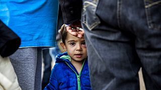 migranti siriani lasciano la stazione ferroviaria di Padborg, Danimarca, al confine tedesco giovedì 10 settembre 2015,