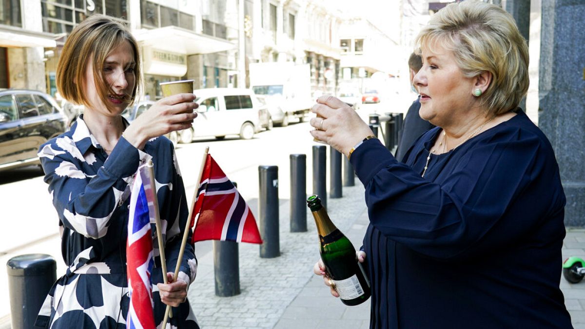 Norveç Başbakanı Erna Solberg (sağda) ile Ticaret ve Sanayi Bakanı Iselin Nybo, İngiltere ile yapılan ticaret anlaşmasını kutladı