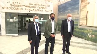 Ο Αντιπρόεδρος της Κομισιόν, Μαργαρίτης Σχοινάς, κατά την επίσκεψή του στο νοσοκομείο Αλεξανδρούπολης