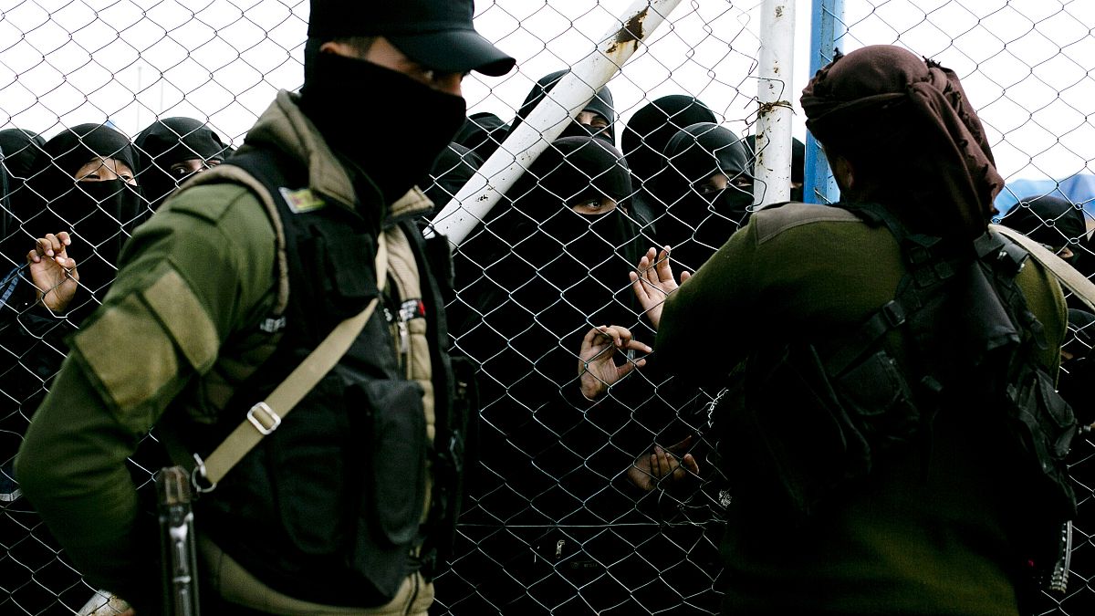 صورة من الارشيف - عند البوابة التي تغلق القسم المخصص للعائلات الأجنبية المرتبطة بتنظيم الدولة الإسلامية