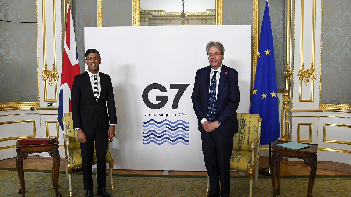 El Ministro de Hacienda británico, Rishi Sunak, a la izquierda, y el Comisario de Economía de la UE, Paolo Gentiloni 