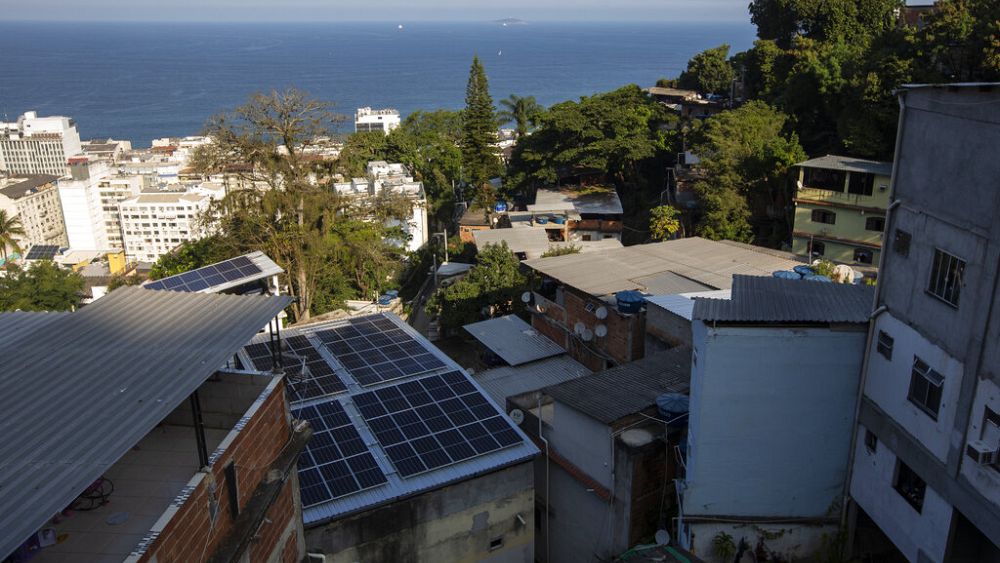 Brasil: painéis solares em uma favela do Rio