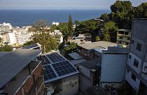 Brésil : panneaux solaires sur les toits dans une favela de Rio de Janeiro - le 04/06/2021