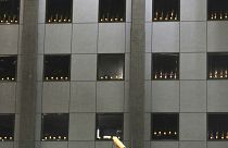 شمع‌های روشن پشت پنجره ساختمان کنسولگری آمریکا در هنگ‌کنگ به یاد قربانیان تیان‌آ‌ن‌من
