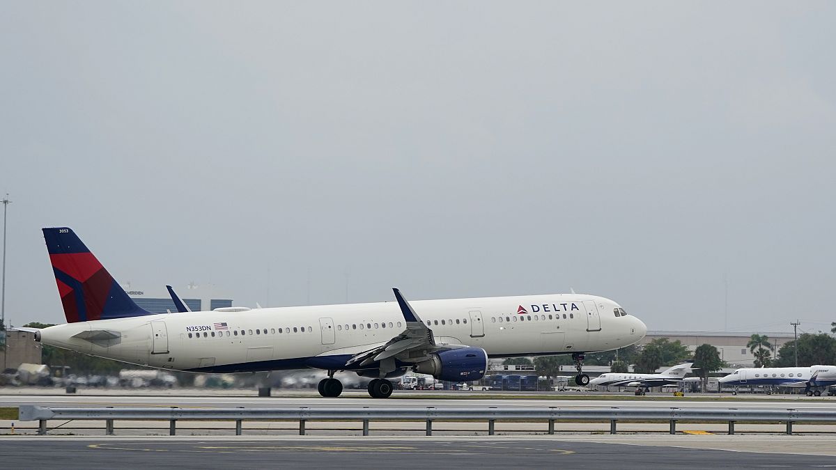 طائرة ركاب تابعة لشركة دلتا إيرلاينز إيرباص A321 - 211 .
